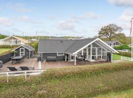 Awesome Home In Bjert With House Sea View, hotelli kohteessa Binderup Strand