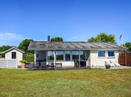 Stunning Home In Rudkbing With 3 Bedrooms And Wifi, bolig ved stranden i Spodsbjerg