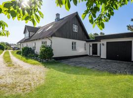 4 Bedroom Awesome Home In Glesborg, hotel cu parcare din Glesborg