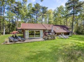 Cozy Home In Nex With Sauna, будинок для відпустки у місті Bedegård