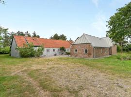 Nice Home In Ulfborg With 7 Bedrooms, Sauna And Wifi, hotel in Sundhuse