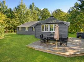 Beautiful Home In Aakirkeby With Kitchen, hytte i Åkirkeby