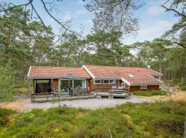 Awesome Home In Nex With 4 Bedrooms, Sauna And Wifi, hótel í Spidsegård
