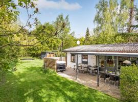Awesome Home In Stubbekbing With 2 Bedrooms And Wifi, casa o chalet en Sortsø