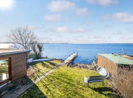 Beach Front Home In Vggerlse With House Sea View, feriebolig i Væggerløse