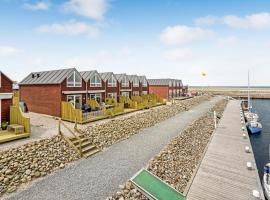 Beautiful Home In Glesborg With House Sea View, hotell i Bønnerup Strand