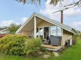 Awesome Home In Kge With House Sea View, feriehus i Valløby