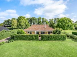 Gorgeous Home In Hejls With Kitchen, hotel a Hejls