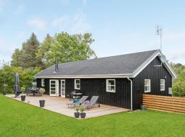 Beautiful Home In Bog By With 3 Bedrooms And Wifi, hôtel à Bogø By