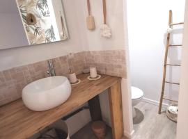 Au Poème du Chêne, Logement indépendant, Calme, Parking gratuit, hotel in Basse-Goulaine