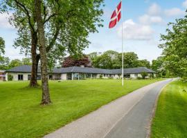 Stunning Home In Holstebro With 9 Bedrooms, Wifi And Indoor Swimming Pool, hotel in Holstebro