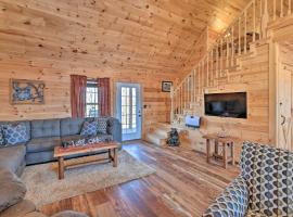 Quiet and Secluded Berea Cabin on 70-Acre Farm!, hotell med parkering i Berea