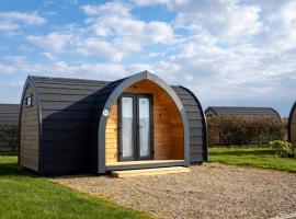 Camping Pods Silver Sands Holiday Park, hotelli kohteessa Lossiemouth