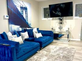 Pretty Blue Bungalow, hotel with parking in Carondelet