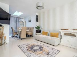 Spacious 4 bedroom House with a Private Garden, hotel blizu znamenitosti Metro stanica East Acton, London
