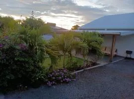 Jolie maison T3 à St Pierre, 2 chambres avec sdb, grande varangue, jardin