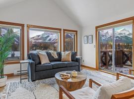 NEW! UPDATED Attractive Downtown Condo! Sleeps 10, Hot Tub, Mountain View, hotel with jacuzzis in Canmore