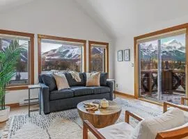 UPDATED Attractive Downtown Condo! Sleeps 10, Hot Tub, Mountain Views managed by Little Sister Getaways