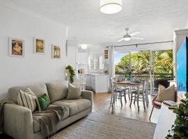Coastal 1-Bed Apartment with Pool & Tennis Court, hotel with parking in Gold Coast