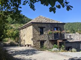 Country old stone house immerse in nature, hotel v destinaci Lequio Berria