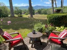 Glen Condo w/ Mountain Views: Walk to Story Land