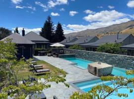 Cardrona Mountain Chalet with Pool and Jacuzzi, hótel í Cardrona