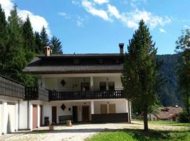 Falcade Dolomiti La Quiete Mansarda panoramica – hotel w mieście Fregona