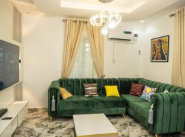Discover 8-Bedrooms Lakeside Apartment Living Free WiFi And Well Secured, hotel v destinaci Amuwo
