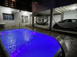Casa com PISCINA, APENAS 350 metros da praia!