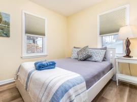 Oaklie's Bungalow - Charming Home in Dubuque, hotel amb aparcament a Dubuque