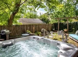 ~Hot Tub~ in a Quiet Home near UofR/Dwnt/Aiprt/RIT
