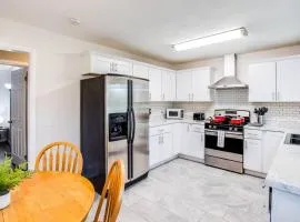 Modern & Quiet Suburban Ranch Mins to Dtwn/Stores