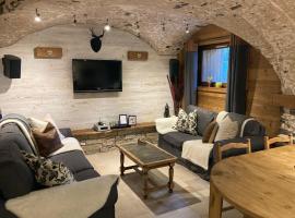 Two Bedroom Apartment La Voute, Chandon near Meribel - Sleeps 4 Adults or 2 Adults and 3 Children, hotell nära Golf Ski Lift, Les Allues