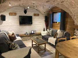 Two Bedroom Apartment La Voute, Chandon near Meribel - Sleeps 4 Adults or 2 Adults and 3 Children, hotel cerca de Golf Ski Lift, Les Allues