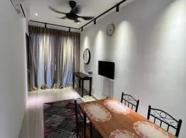 Apartment with 2 Bedrooms, Trefoil @ Setia City (Imperia Asia Guest House)