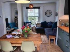 Mermaid Cottage Teignmouth by the beach SLEEPS 7, hotel v destinaci Teignmouth