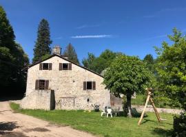 Maison à la ferme avec Pêche, hôtel à Roumégoux