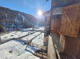 Over The Snow Apartment: Borgata Sestriere'de bir otoparklı otel