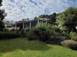 Quiet family retreat getaway - Wildlife Park, Sovereign Hill, Kryall Castle and city at your door - modern apartment, 8 guests: Ballarat şehrinde bir otel