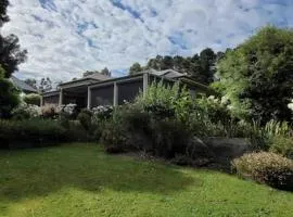 Quiet family retreat getaway - Wildlife Park, Sovereign Hill, Kryall Castle and city at your door - modern apartment, 8 guests