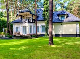 4 Bedroom Peaceful Relaxation with outdoor wood-fired sauna and spa, villa i Magdalenka