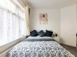 MOYDOM Cosy Apt sleeps 4 with self breakfast & carpark