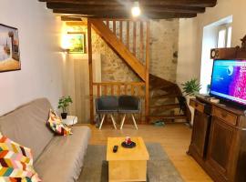 LOVELY DUPLEX in the center of FONTAINEBLEAU, hotell i Fontainebleau