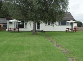 Bungalow in lovely setting.Ten minutes to Longleat, feriehus i North Bradley