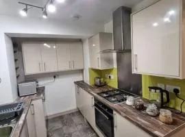 Cosy 3 bed Apt/contractors/families/free parking