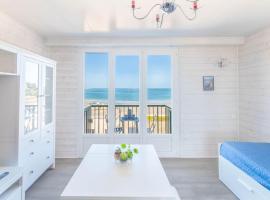 Studio Centre belle vue mer，位于迪纳尔的酒店