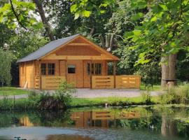 The Willow Cabin - Wild Escapes Wrenbury off grid glamping - ages 12 and over, hótel í Wrenbury