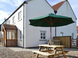 Park Farm Cottage, hotel with parking in Folkton