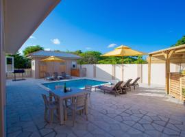 Lovely Caribbean family villa with private pool, villa in Willemstad