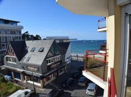 Appt Perros Guirec sur plage Trestraou et côte granit rose, hotell i Perros-Guirec
